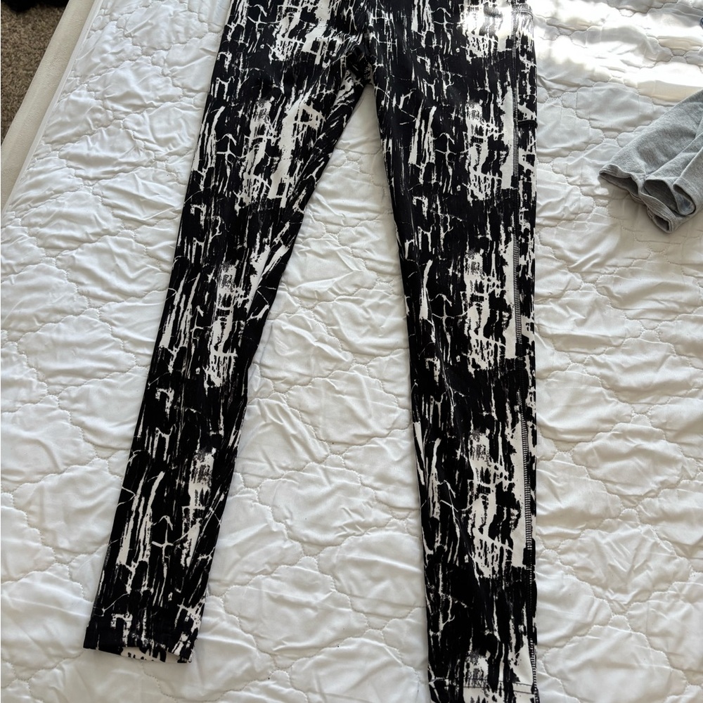 Black and White Abstract Print Leggings